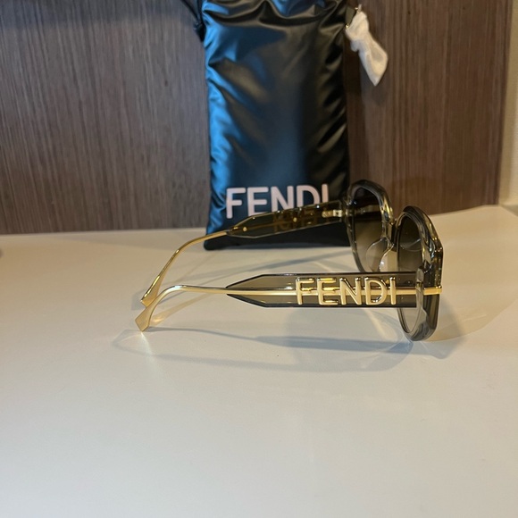 Fendi Sunglasses. NEW - Picture 6 of 8